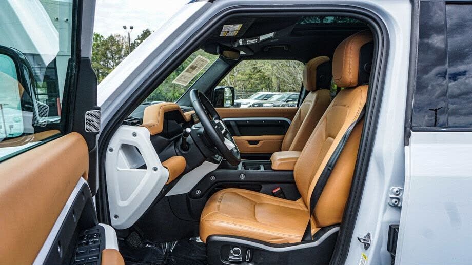 2023 Land Rover Defender 130 SE photo 2