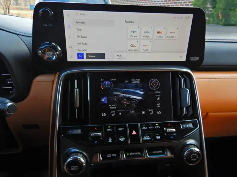 2023 lexus LX  Luxury AWD photo 3