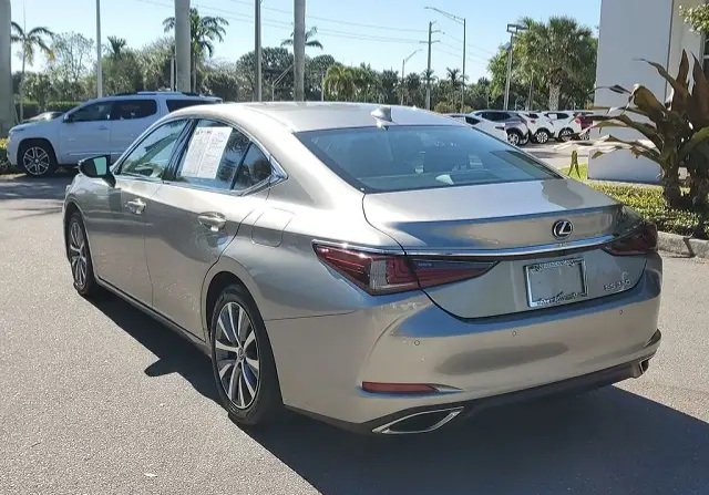 2020 lexus ES photo 2