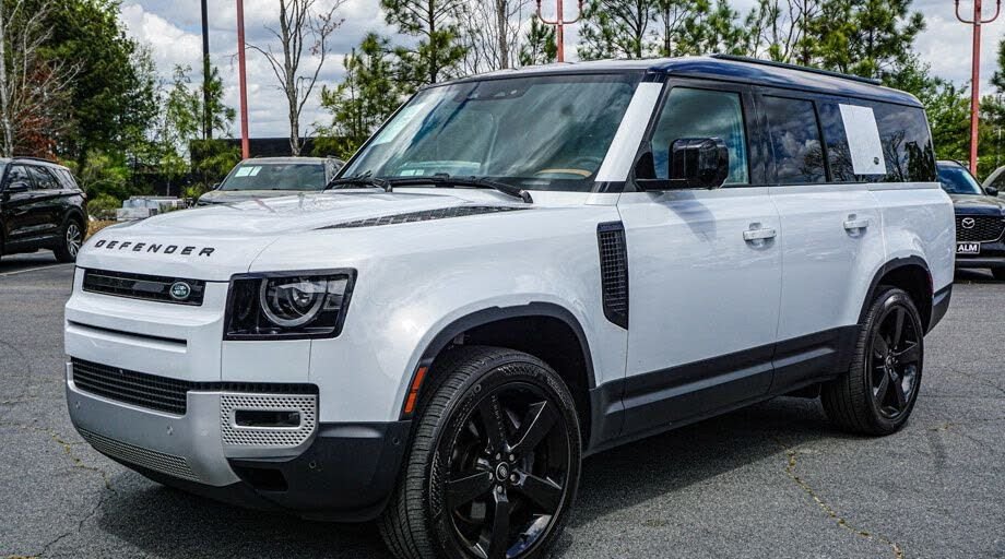 2023 Land Rover Defender 130 SE photo 3