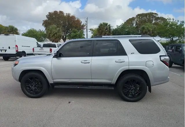 2020 Toyota 4Runner SR5 photo 4