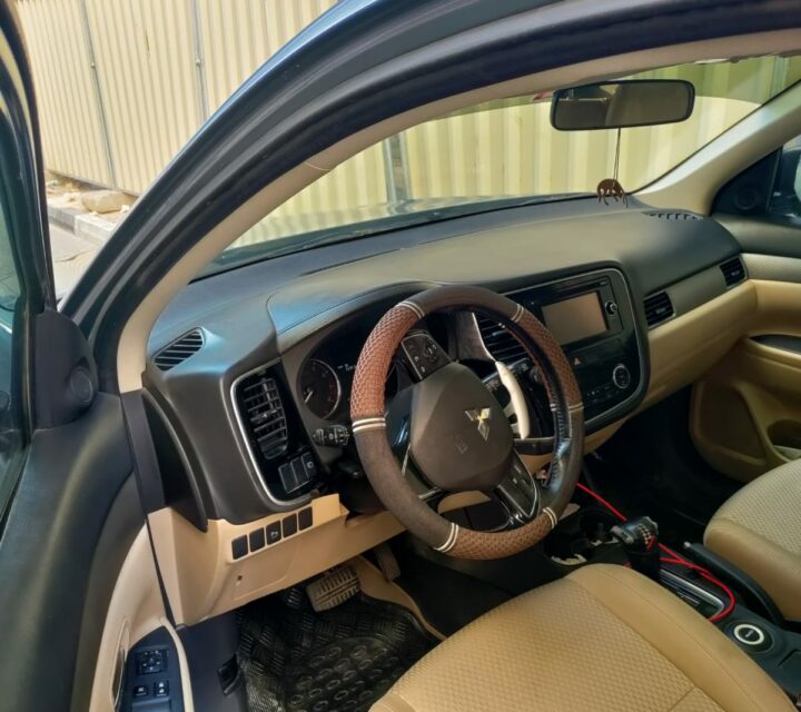 Mitsubishi Outlander 2.5L. G.C.C. SUV 7 seater 2016 Model Car photo 3