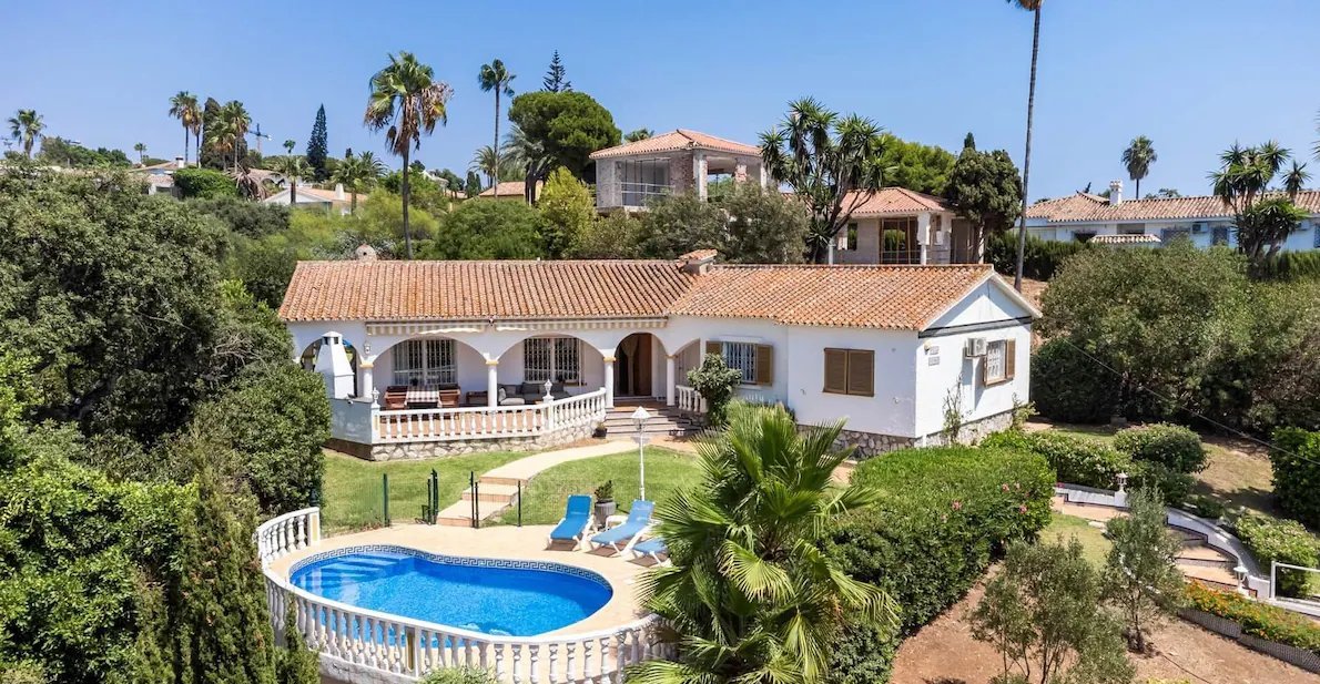 Escape to a world of elegance and relaxation in this 4-bedroom villa