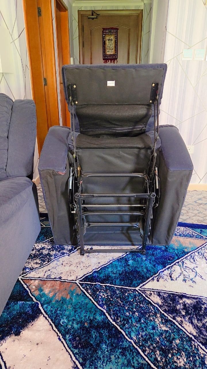 2-Seater Recliner Sofa – Comfortable & Well Maintained. photo 2