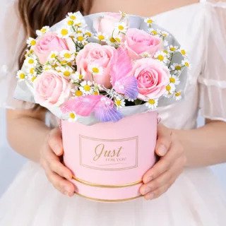 Flower Boxes Dubai – Stylish Flower Box Gifts & Rose Boxes