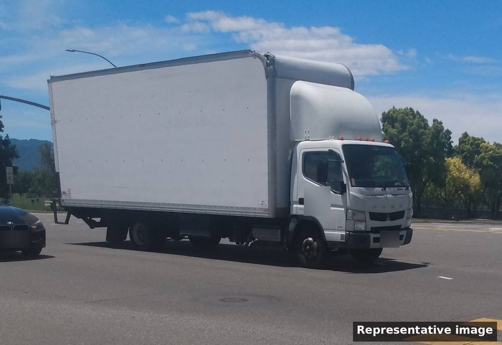 Used 2015 Canter Box Truck, 220,477 km, Reg. Mar 2027