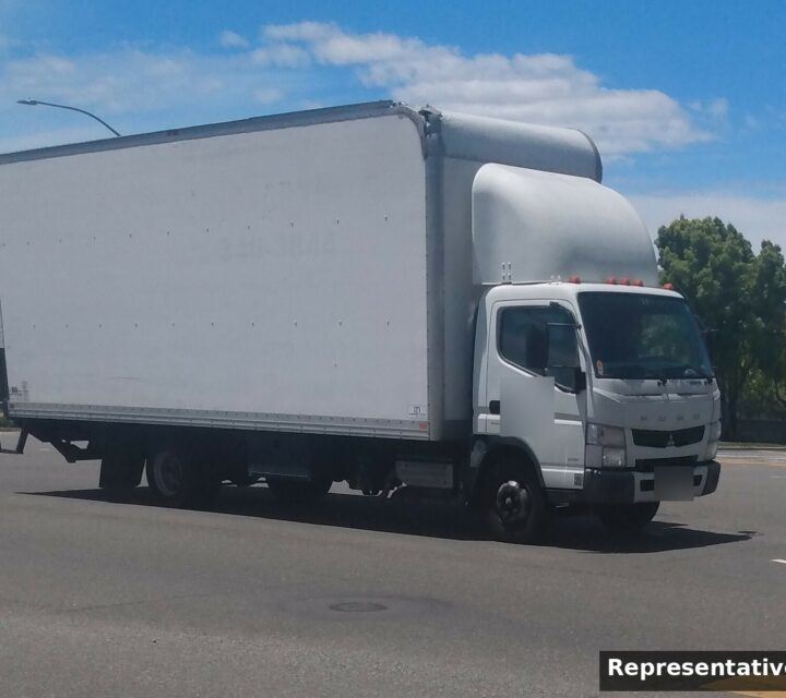 2015 Mitsubishi Canter 7 Ton 18ft Box – 220,477 km photo 1