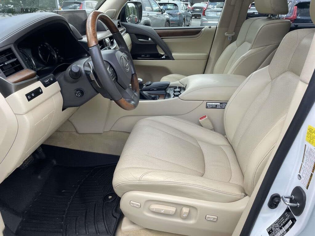 2021 Lexus LX570 photo 2