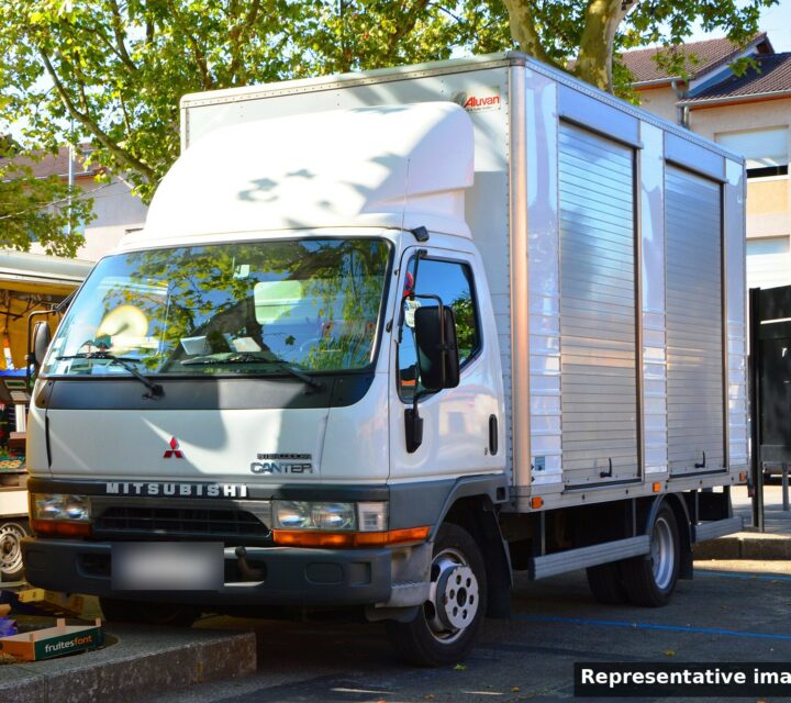 2015 Mitsubishi Canter 7 Ton 18ft Box – 220,477 km photo 2