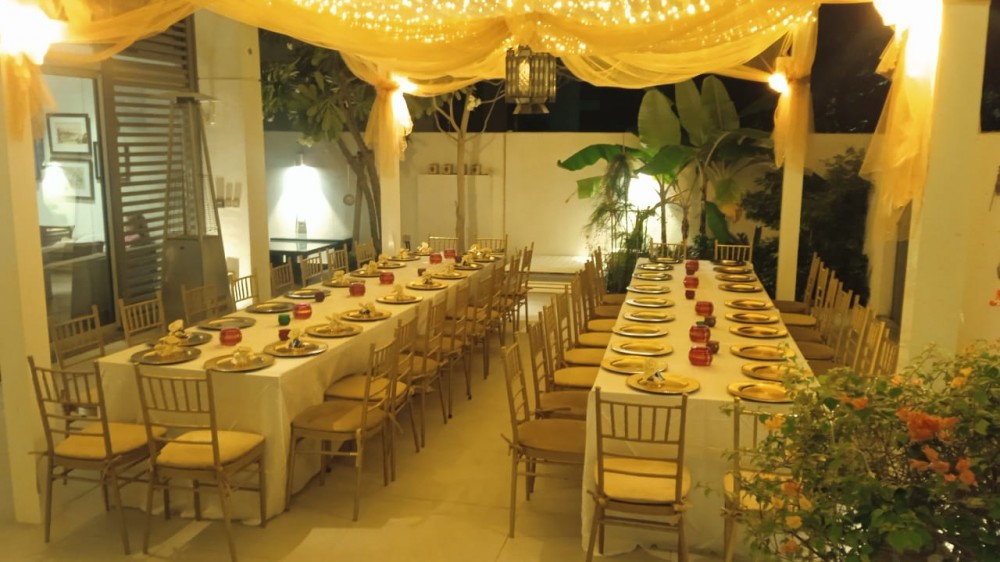 طاولات مضيئه وكراسي نظيفه للايجار في دبي. photo 1